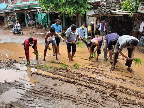 कुही : ग्रामपंचायत प्रशासनाचा निषेध म्हणून मांढळच्या रस्त्यावर रोवणी करताना युवक.