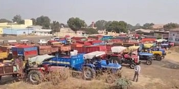 नंदुरबार बाजार समितीत हमाल मापाडींचे काम बंद आंदोलन