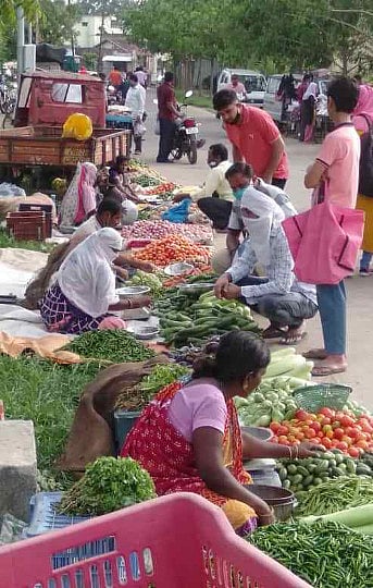 मौदाः रस्त्यावर भरत  असलेला आठवडी बाजार