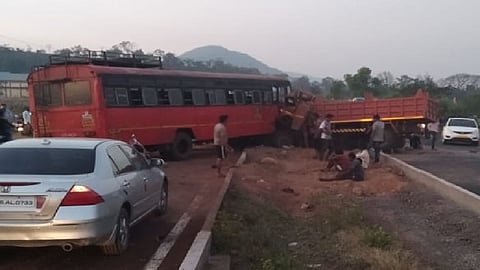 मुंबई-गोवा महामार्गावर टेम्पो-एसटीची धडक; टेम्पो चालकाचा जागीच मृत्यू, २१ जण जखमी