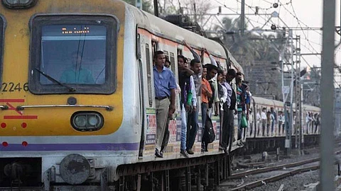 मोटरमनने लोकल थांबवत वाचविले जखमी प्रवाशाचे प्राण