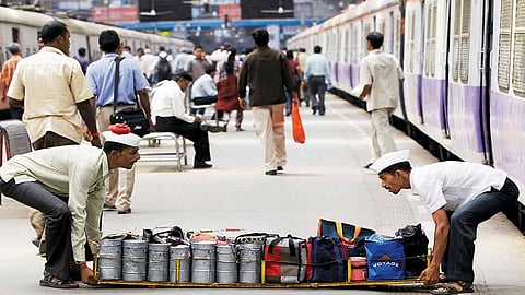 रेल्वे म्हणते, जीआरच नाही! डबेवाल्यांच्या लोकल प्रवासाचा हिरमोड