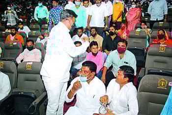 नंदुरबारला ई- भूमिपूजन कार्यक्रमात सत्ताधारी नगरसेवकांनी घातला गोंधळ !