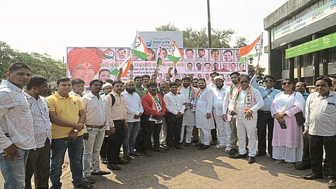 नवी मुंबईकरांचा लोकलमध्ये 'दे धक्का!'; राष्ट्रवादीचे आंदोलन