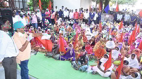 नांदेड - महापालिकेतील विविध प्रलंबित मागण्यासाठी सोमवारी कामगार, कर्मचारी संघटनेतर्फे द्वारसभा घेण्यात आली.