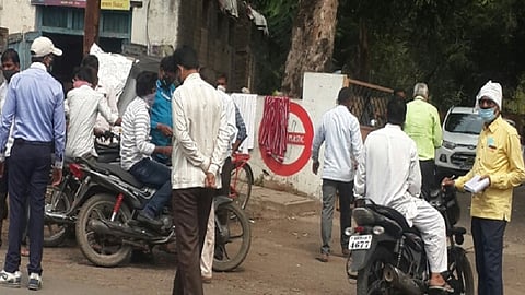 नांदेड - सार्वजनिक ठिकाणी मास्कचा वापर न करणाऱ्यांवर शुक्रवारी नांदेड महापालिकेच्या पथकाने कारवाई करण्यास सुरूवात केली.