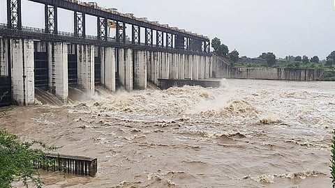 नांदेड - विष्णुपुरी प्रकल्पाचे शुक्रवारी सहा दरवाजे उघडण्यात आले.