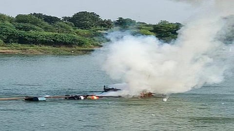 नांदेड - गोदावरी नदीत अवैध वाळूचा उपसा करणाऱ्या बोटी मंगळवारी पिंपळगावला स्फोट करून उडवून देण्यात आल्या