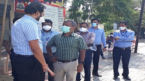नांदेड - विभागीय आयुक्त सुनील केंद्रेकर यांनी नांदेड शहरातील कोविड चाचणी व लसीकरण केंद्राला बुधवारी भेट देऊन पाहणी केली.
