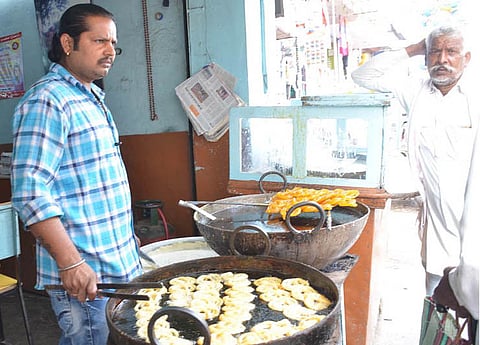 जिलबीची तयारी करतांना सनीसिंह.