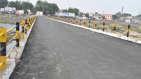 धुळ्यात आता लहान पूल वाहतुकीसाठी खुला