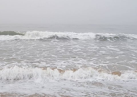 सिंधुदुर्गात पावसाची संततधार ओसरेना; समुद्रही खवळला