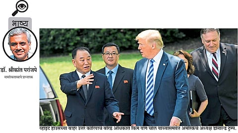 व्हाइट हाउसच्या बाहेर उत्तर कोरियाचे वरिष्ठ अधिकारी किम योंग चोल यांच्यासमवेत अमेरिकेचे अध्यक्ष डोनाल्ड ट्रम्प.