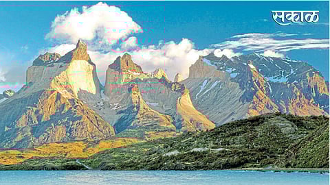 चिली (दक्षिण अमेरिका) इथली पॅटागोनियन पर्वतरांग.