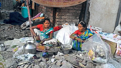 ना डोक्यावर छत, ना पुरेसे कपडे