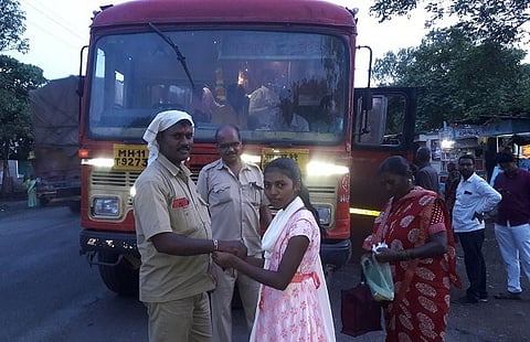 चापोली : रक्षाबंधनाच्या दिवशीही आपले कर्तव्य बजावत असलेल्या आपल्या भावाला राखी बांधताना त्याची बहीण रूपाली. (छायाचित्र ः दीपक होनराव) -------