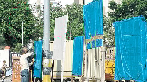 Vidhan Sabha 2019 : प्लॅस्टिकबंदीचा आणि इच्छुकांकडून आचारसंहितेचा भंग