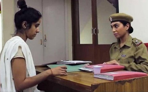 रेल्वेतून उतरताच पत्नीच्या कानावर पडला बाटलीचा आवाज अन् घडला हा प्रकार...