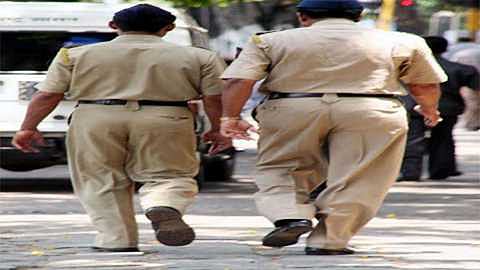 अखेर नवरा बायकाेला ताब्यात घेण्यासाठी कऱ्हाड पोलिसांना करावा लागला बळाचा वापर