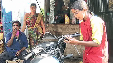 special story on Bike mechanic pooja gadekar kolhapur
