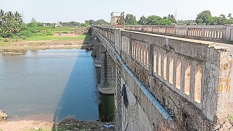 The condition of the wide bridge over the river Manganga is narrow