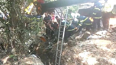 Two workers injured in pothole mumbai