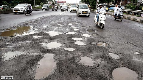 पहिल्याच पावसातच मुंबई खड्ड्यात, पहिल्याच दिवशी खड्ड्यांबाबत आल्यात इतक्या तक्रारी..
