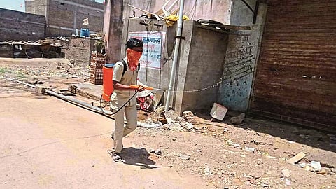 पिंपळगाव रेणुकाई (जि.जालना) : गावात औषधी फवारणी करताना.