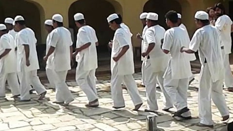 गर्दी कमी करण्यासाठी कैद्यांना पॅरोल देणार