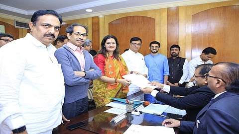 प्रियांका चतुर्वेदींच्या उमेदवारीमुळे शिवसेनेत नाराजीनाट्य!