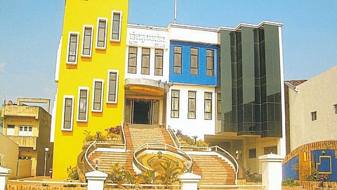 कर्मचा-यांच्या कामकाजावरुन नगरसेवक आक्रमक; रहिमतपूरच्या मुख्याधिकाऱ्यांनी उपाययोजनेचे आश्वासन देत घेतले सावरुन