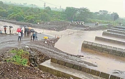 rain hots Sangli district; floods to Yerla, Nandini ; traffic jam at Atpadi