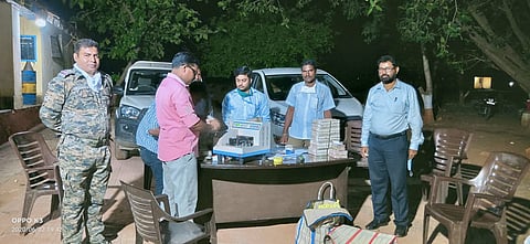 सिरोंचा : पोलिसांनी जप्त केलेली रक्क्म.