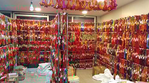 पिंपरी-चिंचवडमधील राखी उत्पादकांना सतावतेय 'ही' चिंता, तर विक्रेते म्हणतायेत...