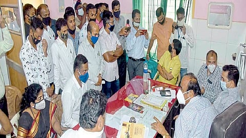 nitesh rane said to doctor don not charge extra amount from patients in ratnagiri