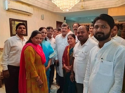 नागपूर ः नितीन राऊत यांच्या उमेदवारीला राष्ट्रीय सचिव मुकुल वासनिक यांच्याकडे विरोध दर्शवताना नगरसेवक व उत्तर नागपूरचे पदाधिकारी.