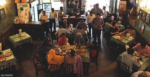 कोरोना नियमांचा बट्ट्याबोळ ; मध्यरात्री उशीरापर्यंत मुंबईतील उपहार गृहे, बार हाउसफुल्ल