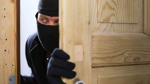 पिंपरीत घरफोडी; दागिन्यांसह अमेरिकन डॉलर चोरीला