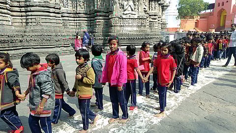 औढा नागनाथ ः नागनाथ मंदिरात कर्नाटक राज्यातील शालेय सहल दाखल झाली होती.
