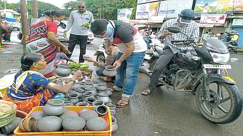 तयारी घटस्थापनेची : मातीचे घट, वावरीसह खाऊच्या पानांसाठी साता-यात गर्दी