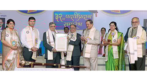 मुकुंदनगर - टिळक महाराष्ट्र विद्यापीठातर्फे डॉ. सायरस पूनावाला यांना डी. लिट. देऊन सन्मानित करण्यात आले. या वेळी (डावीकडून) डॉ. प्रणती टिळक, डॉ. रोहित टिळक, पूनावाला, डॉ. एस. जी. बापट, डॉ. दीपक टिळक, डॉ. गीताली टिळक, प्रमोद चौधरी.