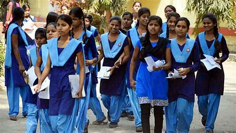 इंग्रजी माध्यमाचे विद्यार्थी मराठी शाळांकडे