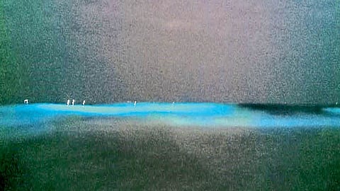 blue wave of sea also see in guhagar people enjoy in guhagar ratnagiri