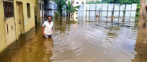 शिक्रापूरातील दहा घरे आणि दहा दुकाने तीन दिवसांपासून पाण्यात