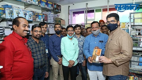 ''पुस्तके ही माणसाला विचार देतात; माणसांच्या जीवनाला दिशा देतात''