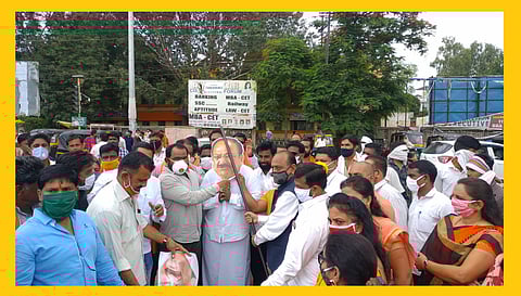 Political drama based on Jai Shivrai and Jai Shriram in Akola Shiv Senas agitation against Vice President Naidu and BJPs agitation against Sharad Pawar