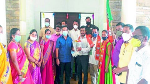 Shiv Sena officer and activists Join BJP in the presence of MLA Nitesh Rane