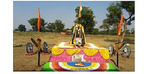 The war between the Marathas and the British took place at Sirsoli in Akola district in 1803. Patriots pay homage to the warriors