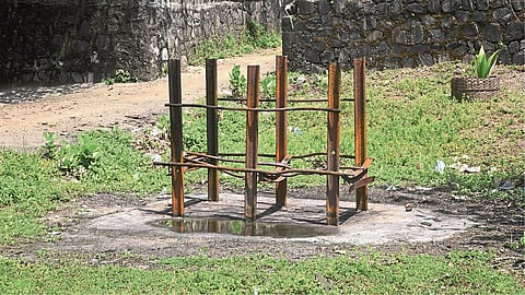 अलिबाग ः थळ येथील स्मशानभूमीची झालेली दुरवस्था.