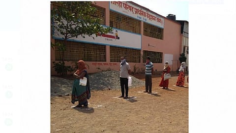 टाकवे बुद्रुक - येथील शाळेत सोशल डिस्टन्सिंग ची काळजी घेत पालकांना तांदूळ वाटप करण्यात येत आहे.